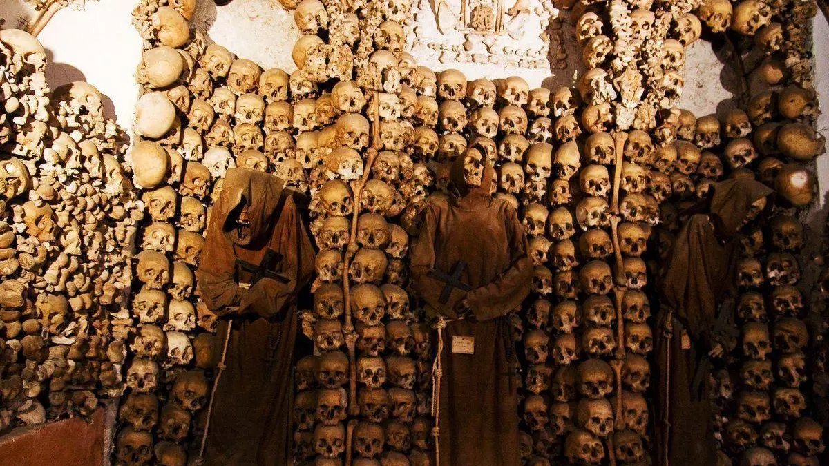 Eine gruselige Krypta in Rom, deren Wände, Decken und Böden mit Mönchsköpfen verziert sind
