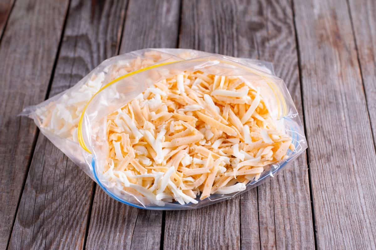 Warum Sie geriebenen Käse aus dem Supermarkt meiden sollten: praktische Tipps