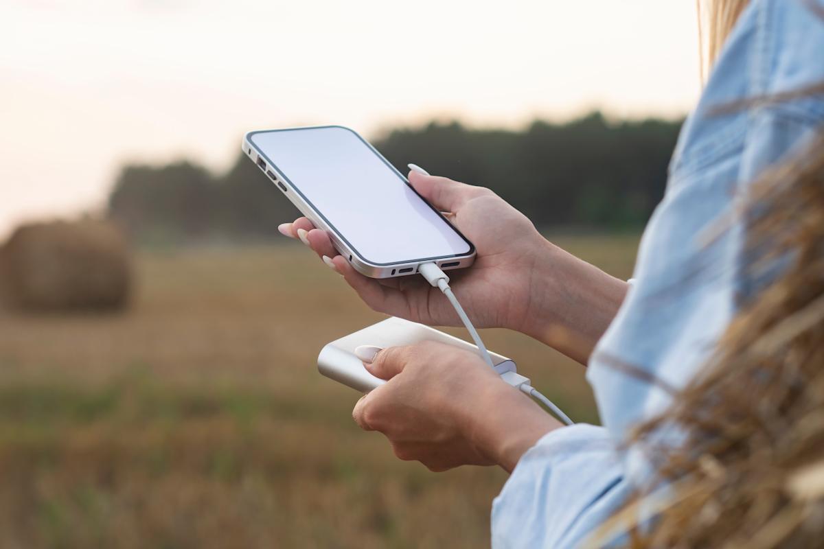 Wie man sein Mobiltelefon sicher auflädt, wenn zu Hause kein Strom verfügbar ist