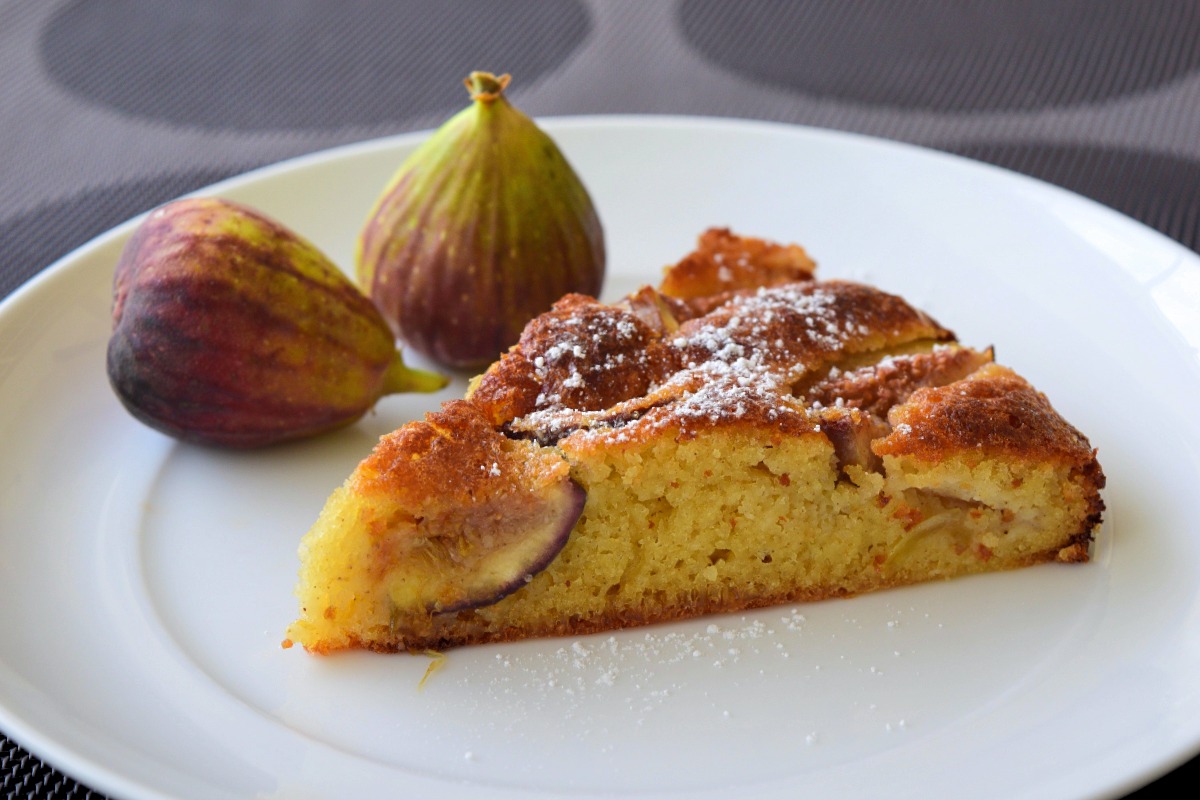 Fügen Sie diese saisonale Frucht zu Ihrem Kuchen hinzu. In Kombination mit Mandeln schmeckt er einfach köstlich.