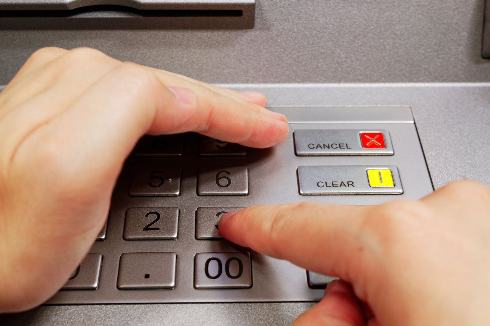 Was passiert, wenn man einen umgekehrten PIN-Code am Geldautomaten eingibt? Die Antwort überrascht