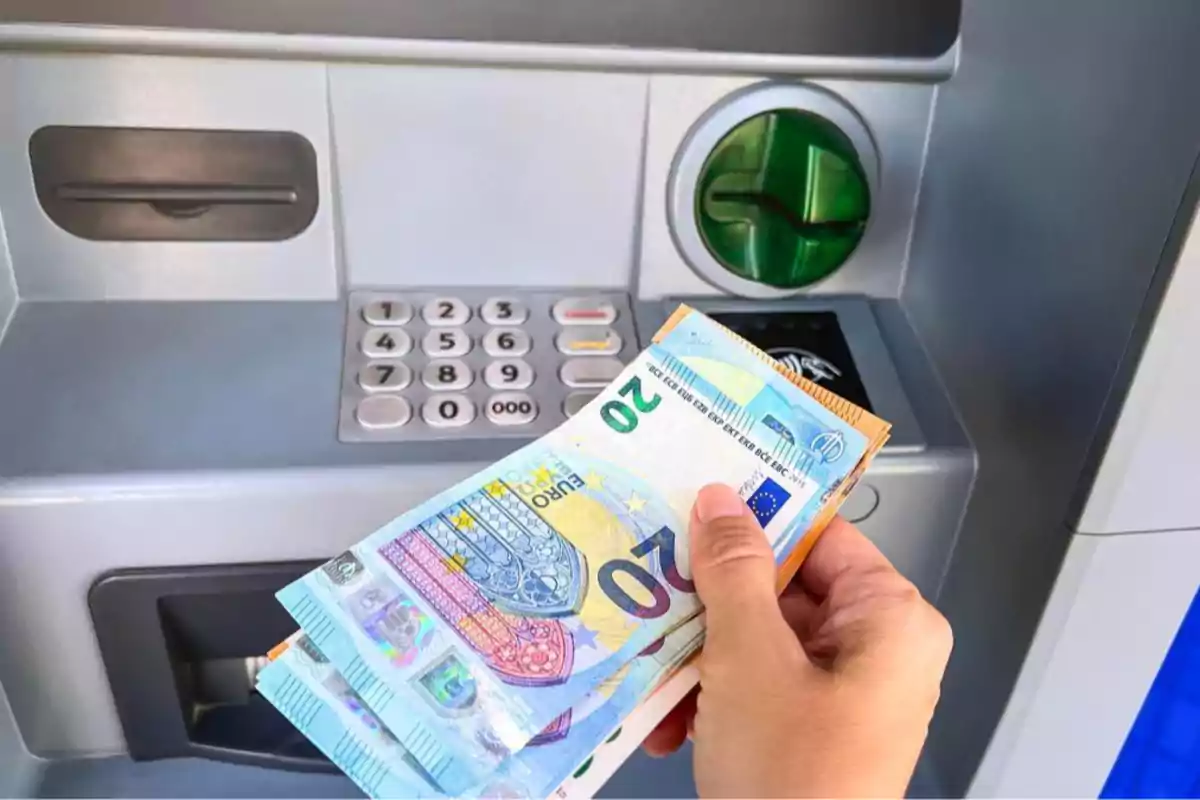 Deutsche machen diesen Fehler oft am Geldautomaten. Sie hat Problem