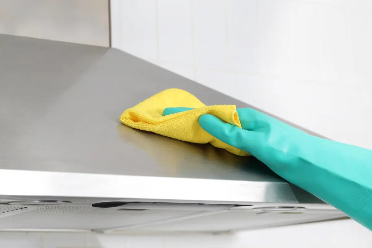 Wie man eine Dunstabzugshaube gründlich reinigt: Omas Trick, um festsitzendes Fett zu entfernen