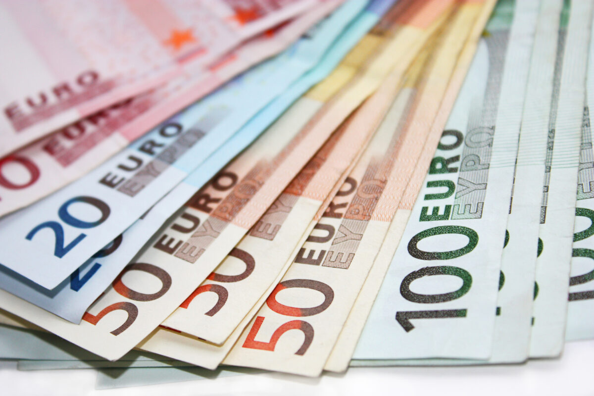 Sie nahm einen hohen Kredit auf und überwies das Geld. Sie war überzeugt, dass sie es auf diese Weise schützen würde