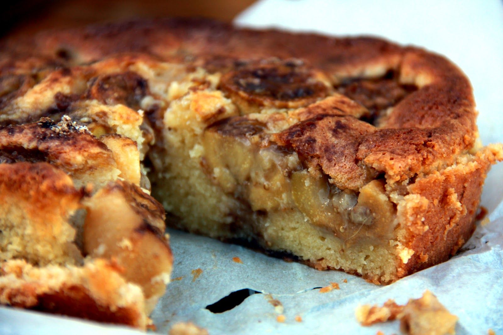 Fügen Sie diese saisonale Frucht zu Ihrem Kuchen hinzu. In Kombination mit Mandeln schmeckt er einfach köstlich.