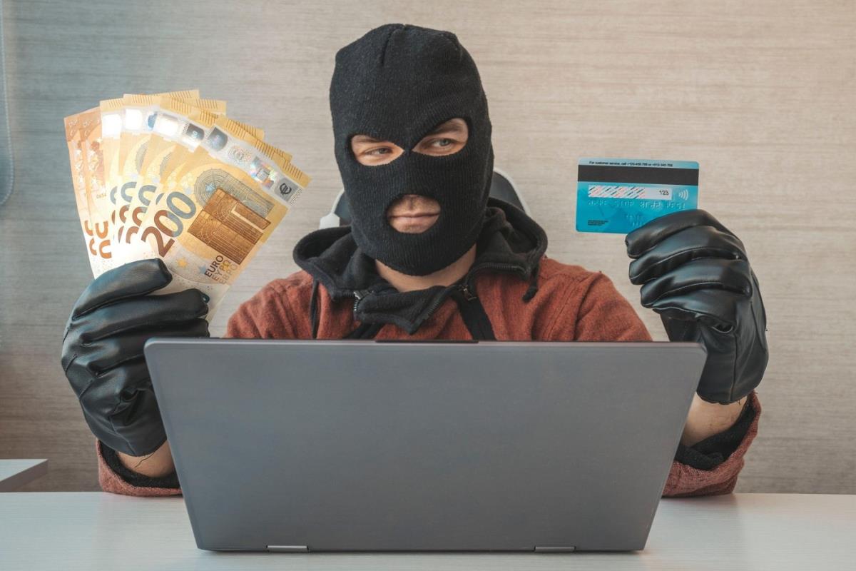 Sie nahm einen hohen Kredit auf und überwies das Geld. Sie war überzeugt, dass sie es auf diese Weise schützen würde
