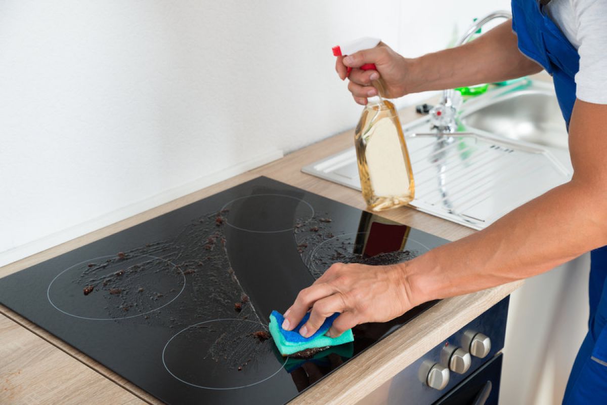Weder Bleichmittel noch Politur: Ein einfacher Trick, um eine angebackene Glaskeramikplatte in der Küche zu reinigen und ihr Glanz zu verleihen