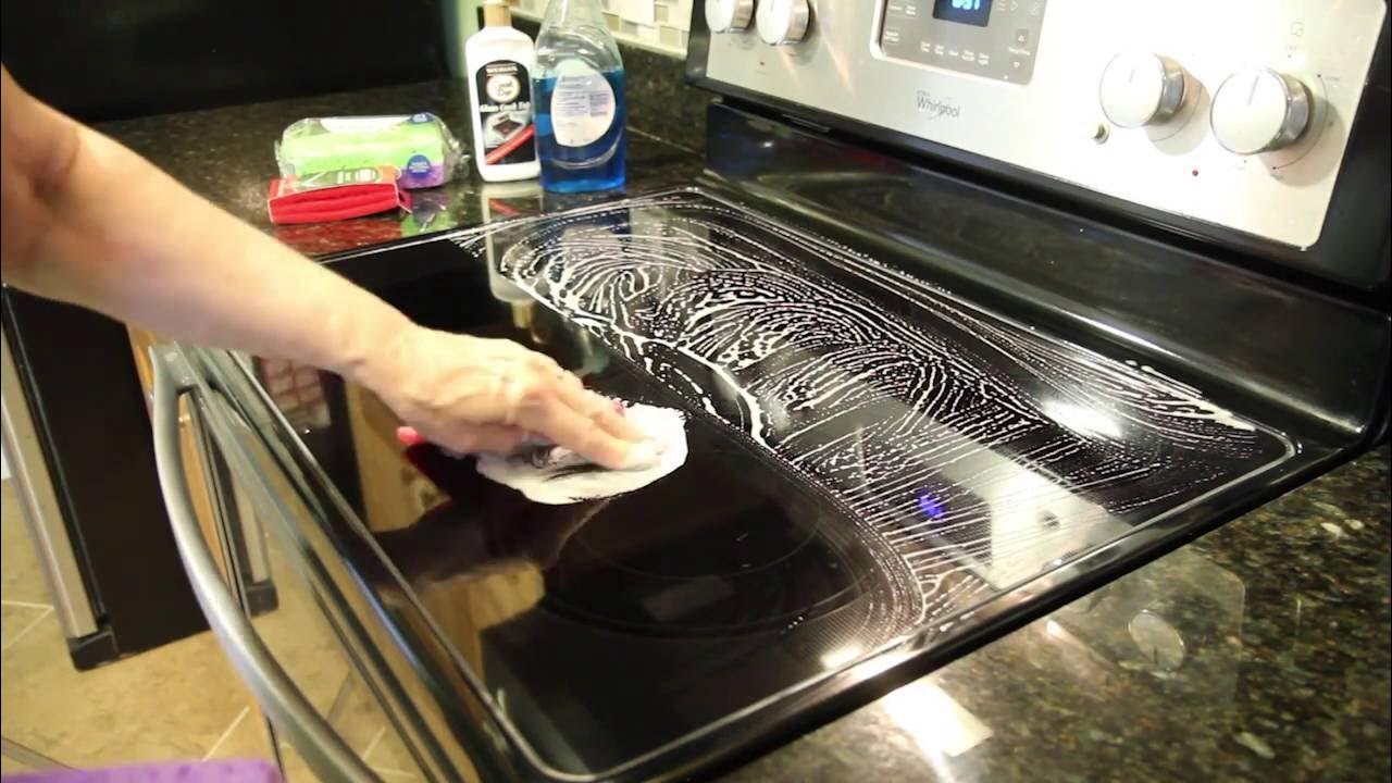 Weder Bleichmittel noch Politur: Ein einfacher Trick, um eine angebackene Glaskeramikplatte in der Küche zu reinigen und ihr Glanz zu verleihen