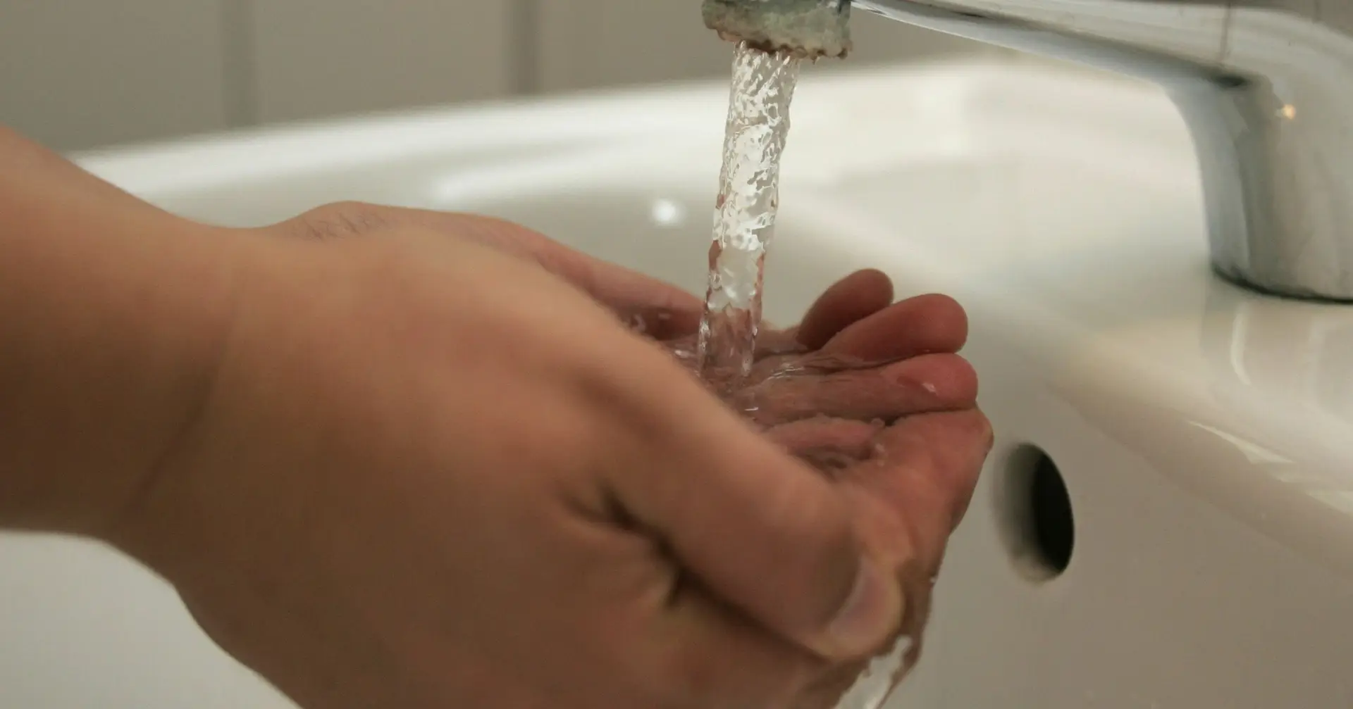 Eine beliebte Angewohnheit im Badezimmer. Die Wasserrechnungen steigen zusehends