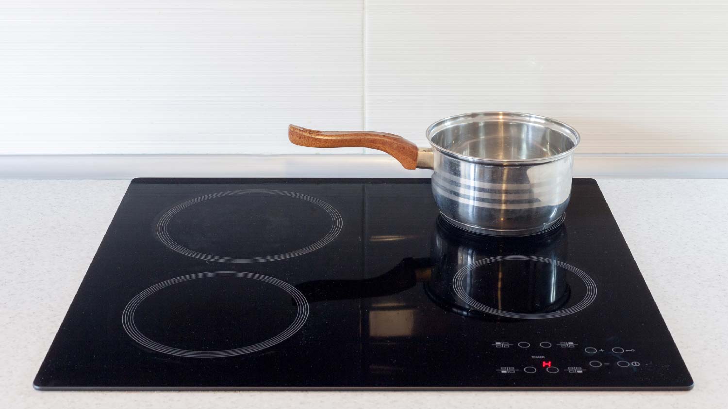 Möchten Sie beim Kochen mit einem Induktionsherd Geld sparen? Bevor Sie einen Topf aufstellen, gehen Sie wie folgt vor