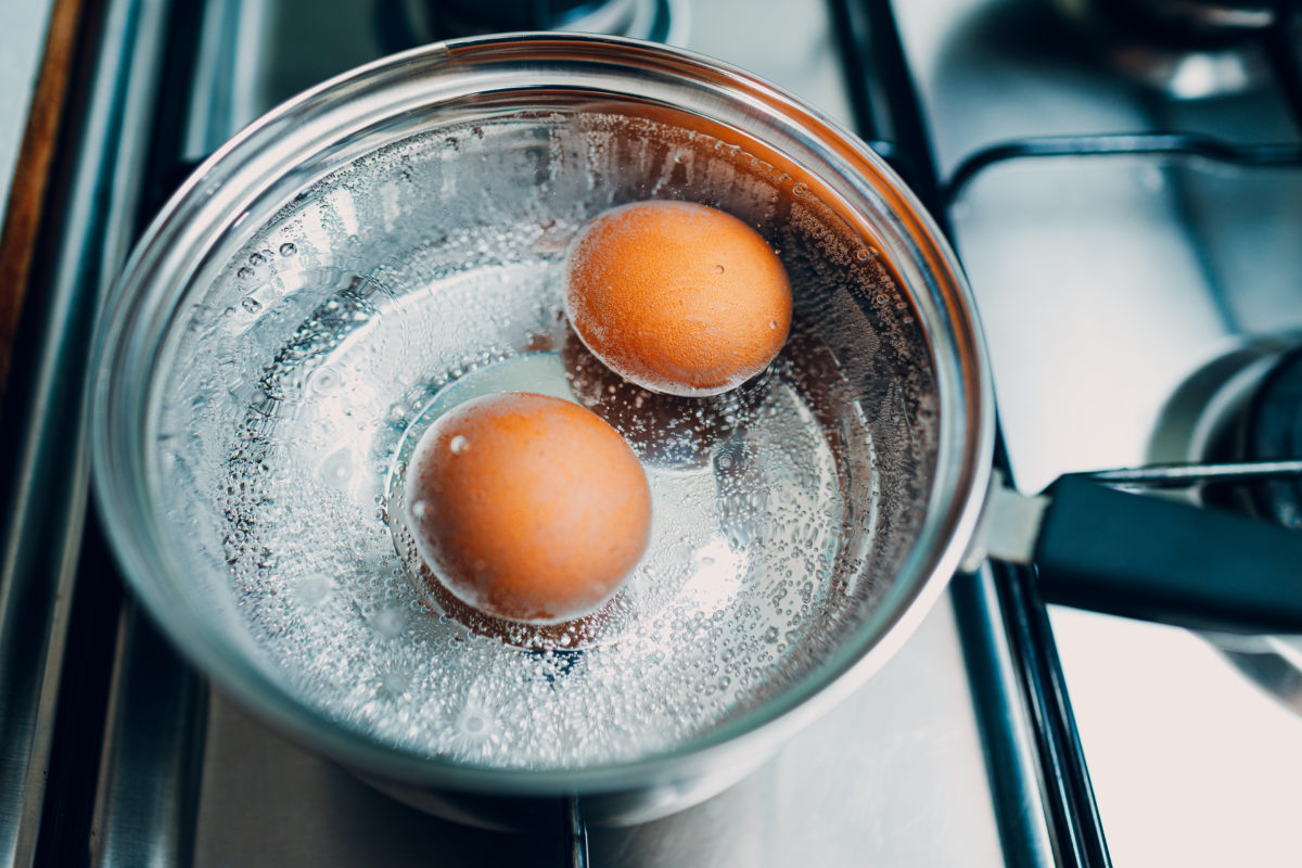 Warum es wichtig ist, beim Kochen von Eiern Salz ins Wasser zu geben (und warum man das nicht vergessen sollte): Es hilft den Eiern, sich zu rollen