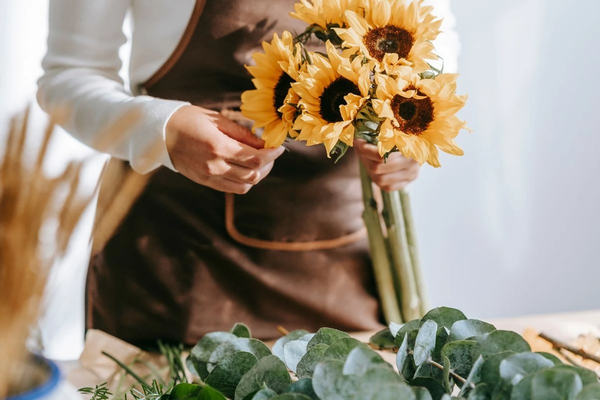 Eine Floristin hat mir dieses Geheimnis verraten. Sonnenblumen halten sich zwei Wochen lang in der Vase