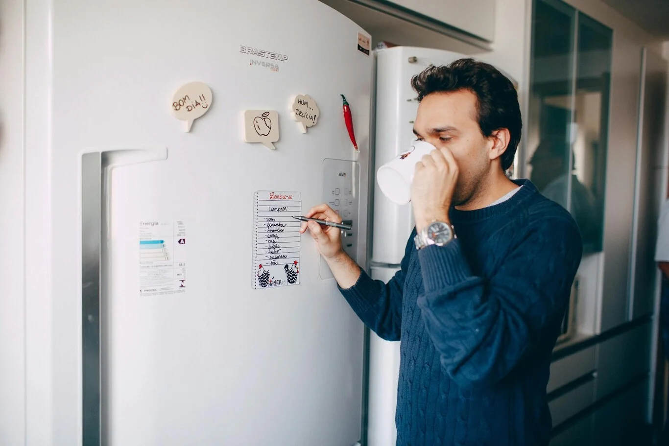 Bosch erklärt endlich, wie sich Magnete am Kühlschrank auf die Stromrechnung auswirken.
