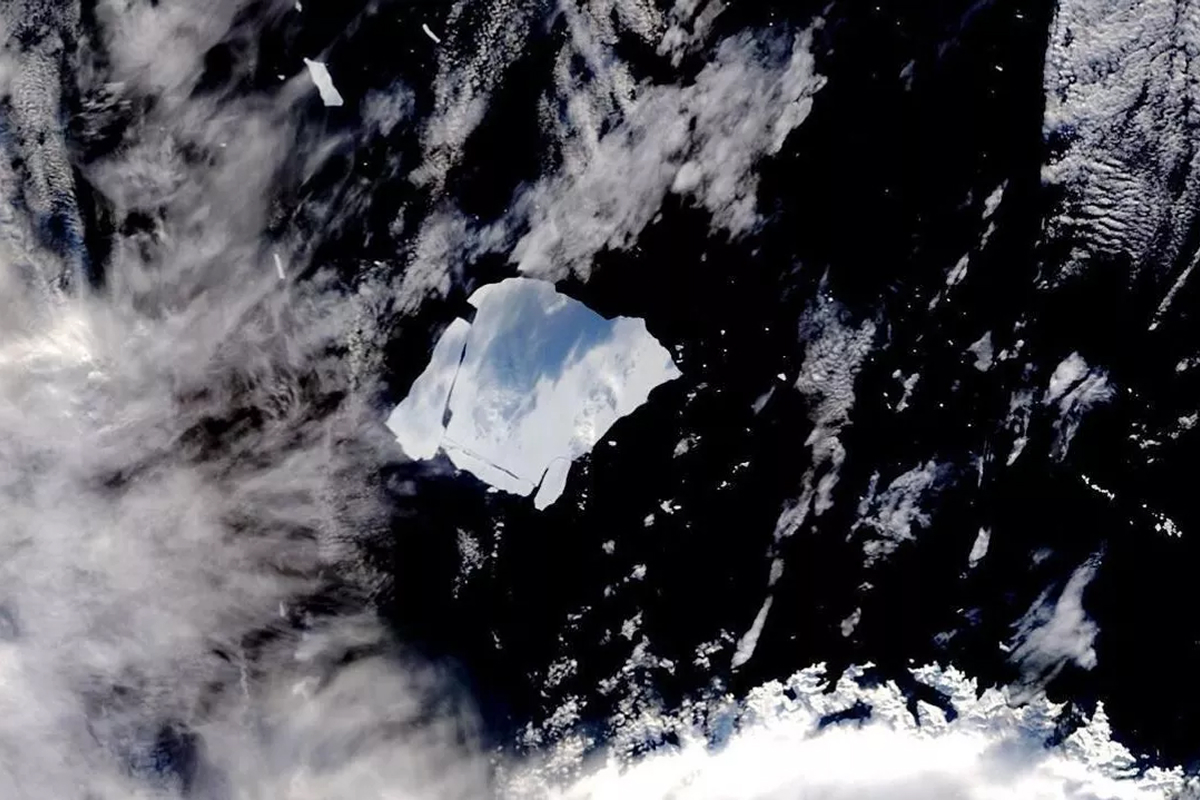 Einer der größten Eisberge der Welt zerbricht nach jahrzehntelangem Treiben aus der Antarktis