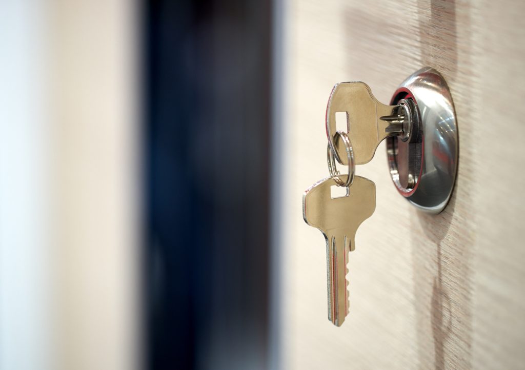 Experte für öffentliche Sicherheit: „Wenn Sie zu Bett gehen, schließen Sie die Tür nicht ab, denn das erhöht nicht die Sicherheit und kann sogar das Gegenteil bewirken.“