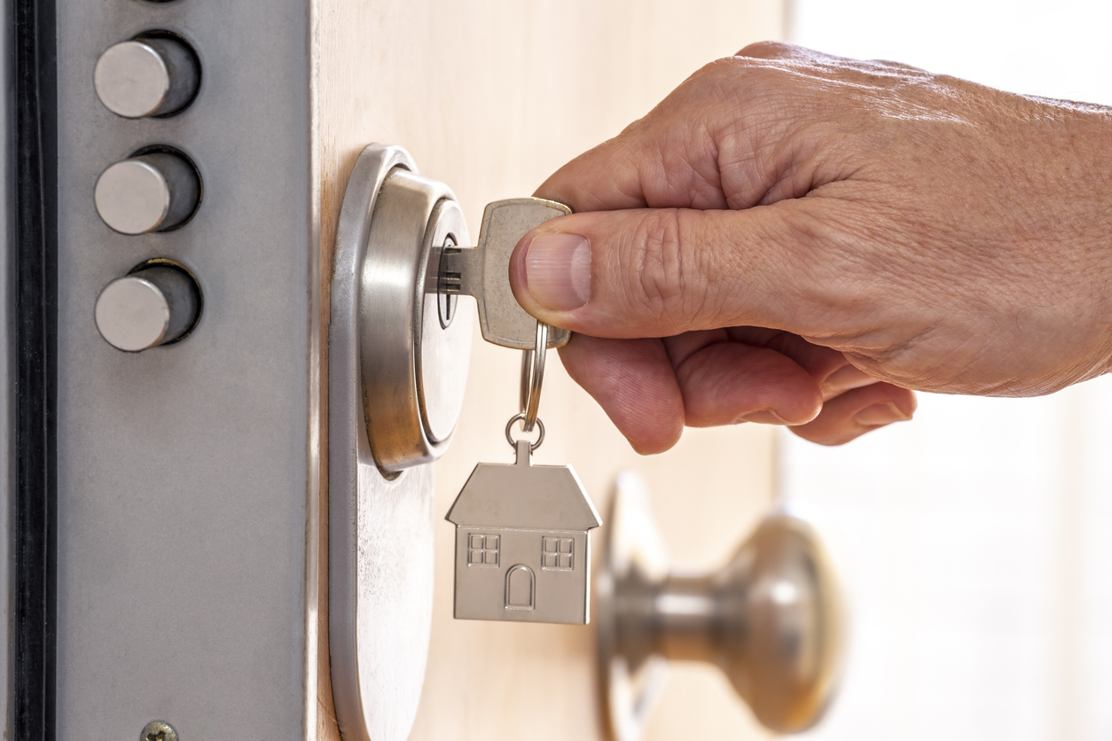 Experte für öffentliche Sicherheit: „Wenn Sie zu Bett gehen, schließen Sie die Tür nicht ab, denn das erhöht nicht die Sicherheit und kann sogar das Gegenteil bewirken.“