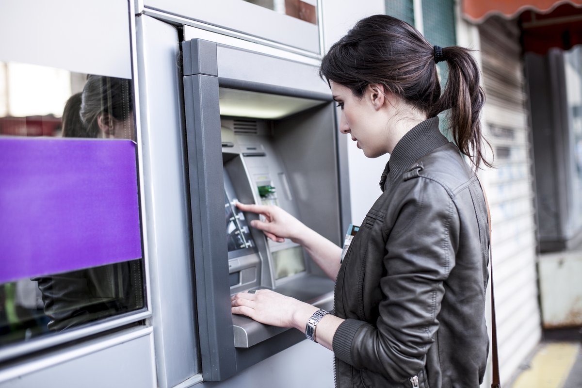 Deutsche machen diesen Fehler oft am Geldautomaten. Sie hat Problem