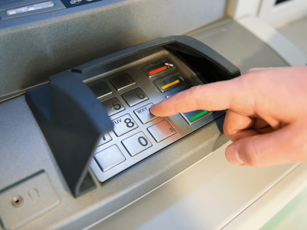 Was passiert, wenn man einen umgekehrten PIN-Code am Geldautomaten eingibt? Die Antwort überrascht