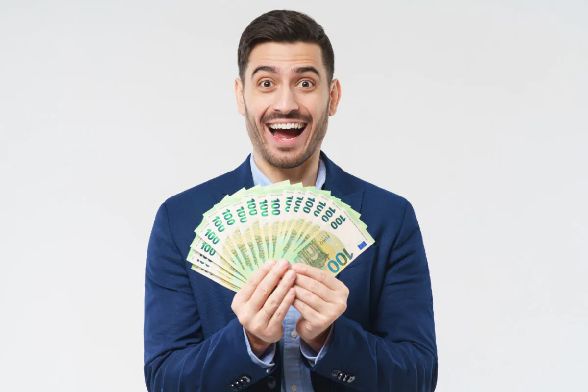 Ein Mann geht seinen Pass holen und kommt zurück, um festzustellen, dass er seit acht Monaten Millionär ist