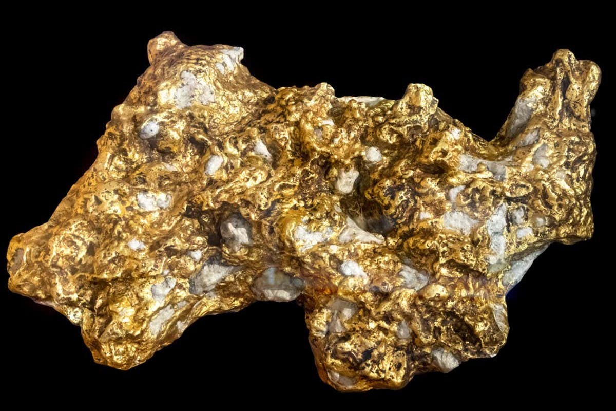 Ein Schatzsucher findet einen Goldklumpen im Wert von 1.553.500 Dollar und verkauft ihn, ohne davon zu wissen, für 30.000 Dollar an seinen Chef.