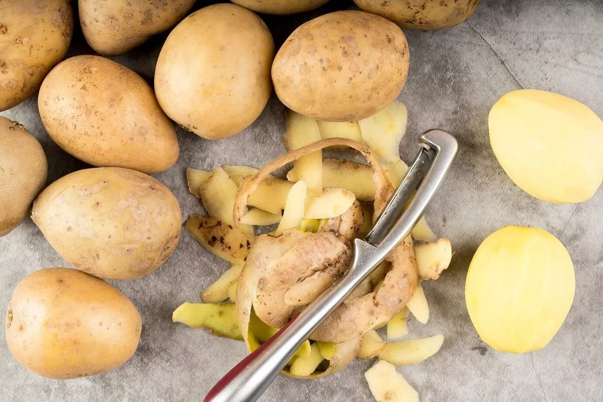 Heizen Sie den Backofen mit Kartoffelschalen darin auf: Wozu ist das gut und warum wird es empfohlen?