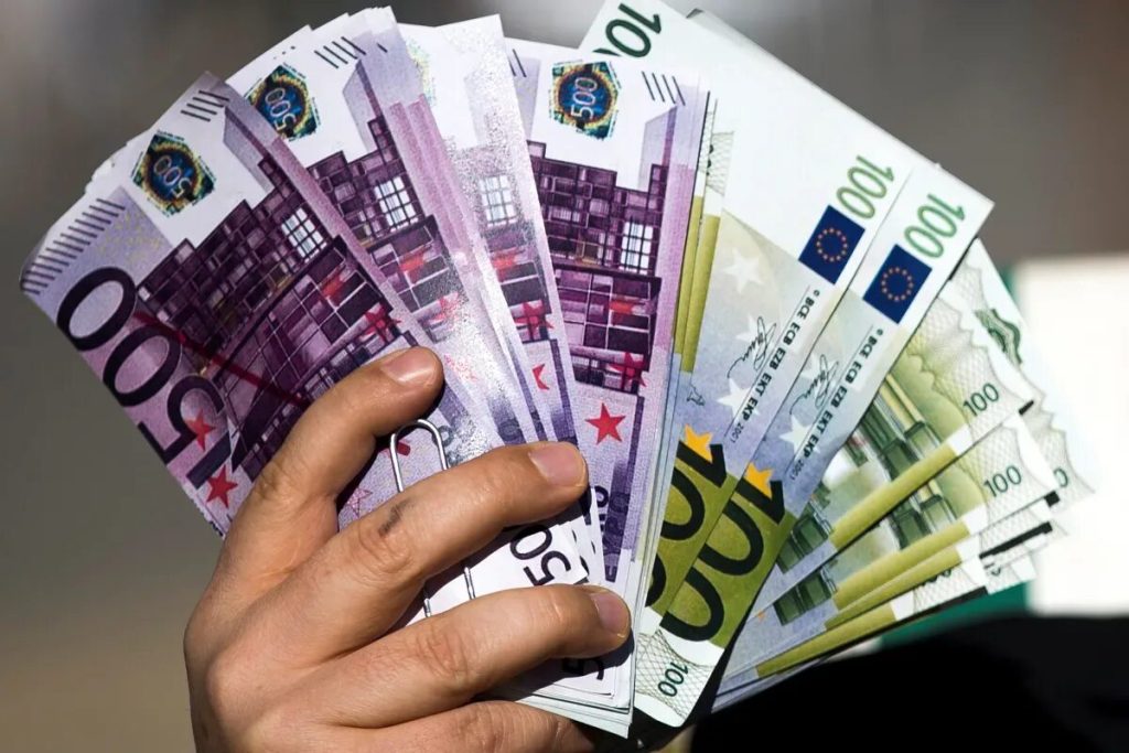Sie nahm einen hohen Kredit auf und überwies das Geld. Sie war überzeugt, dass sie es auf diese Weise schützen würde