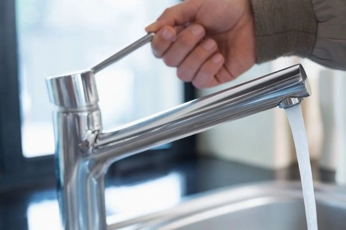 Eine beliebte Angewohnheit im Badezimmer. Die Wasserrechnungen steigen zusehends