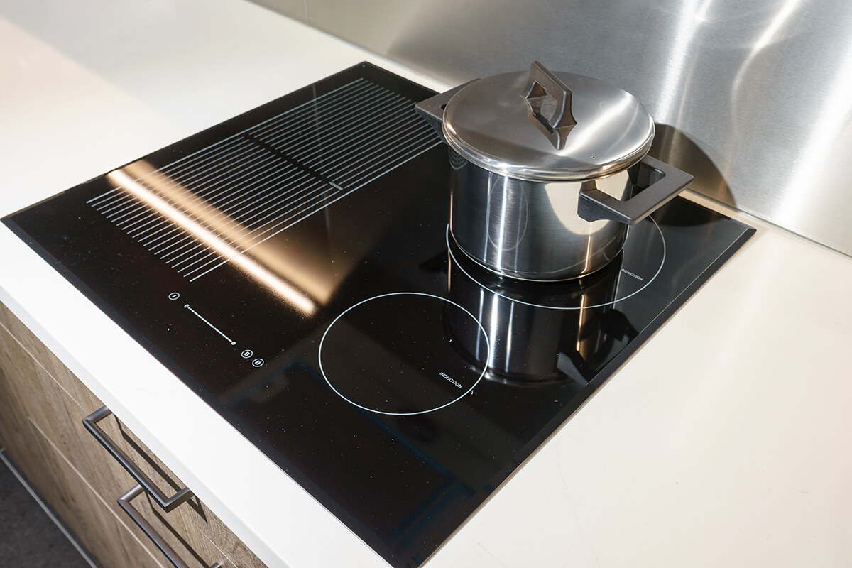 Möchten Sie beim Kochen mit einem Induktionsherd Geld sparen? Bevor Sie einen Topf aufstellen, gehen Sie wie folgt vor
