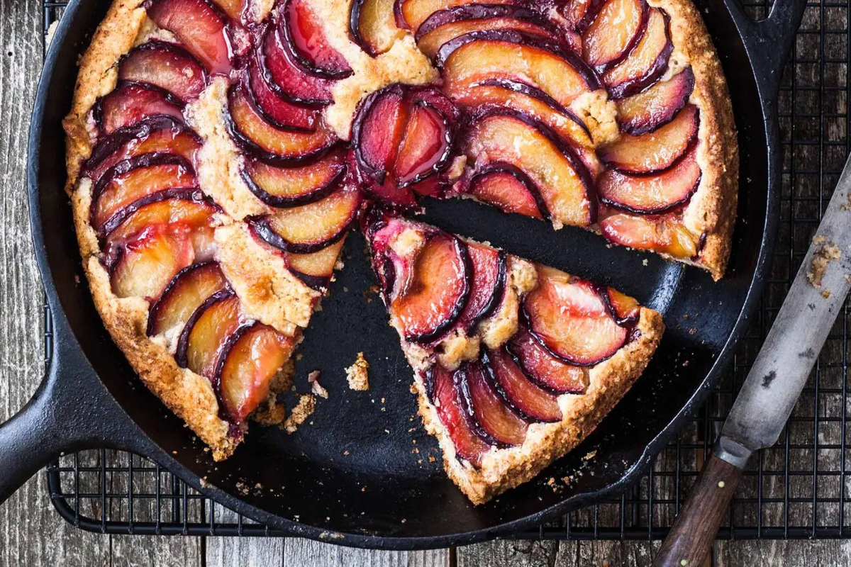 Pflaumen und Zimt – eine perfekte Kombination. Der Käsekuchen verführt vom ersten Bissen an