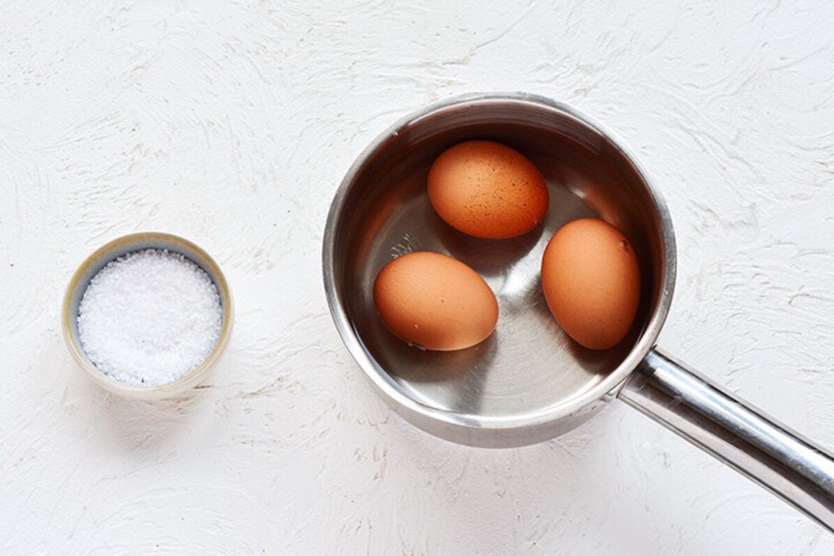 Warum es wichtig ist, beim Kochen von Eiern Salz ins Wasser zu geben (und warum man das nicht vergessen sollte): Es hilft den Eiern, sich zu rollen