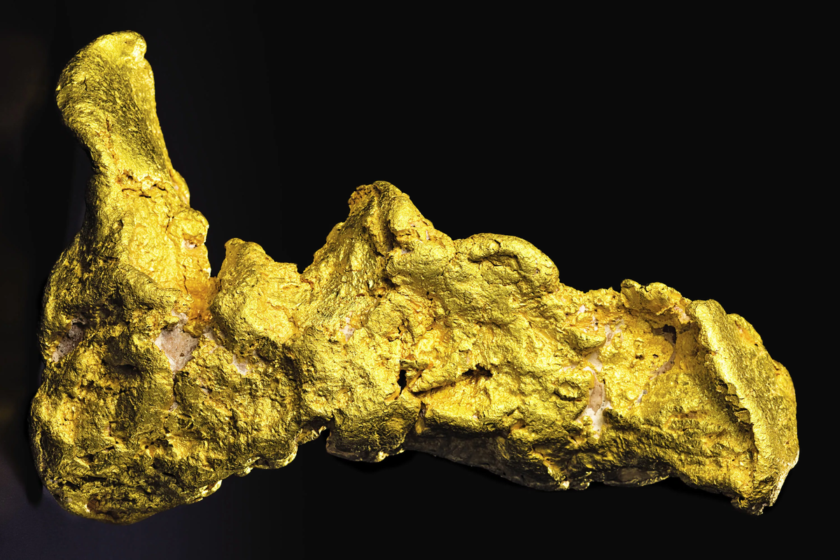 Ein Schatzsucher findet einen Goldklumpen im Wert von 1.553.500 Dollar und verkauft ihn, ohne davon zu wissen, für 30.000 Dollar an seinen Chef.